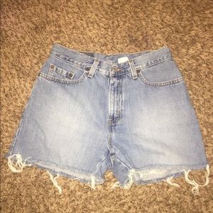 Cut off Levi shorts